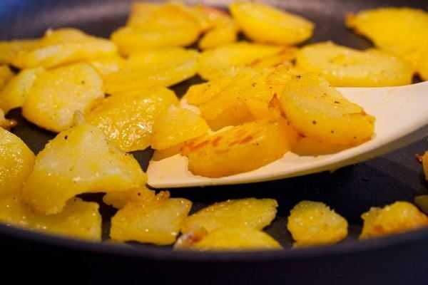 Как пожарить картошку на сковороде чтобы она не прилипала