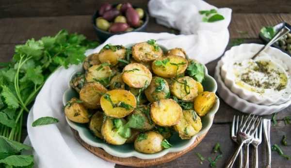 Свежая картошка с зеленью